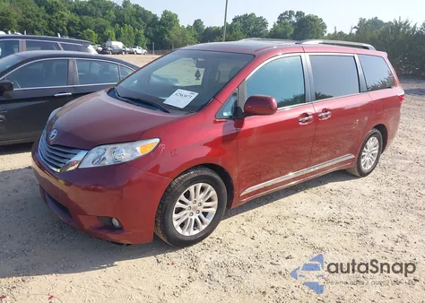 2016 Toyota Sienna Xle 8 Passenger z USA, uszkodzony, nr VIN 5TDYK3DC7GS701595